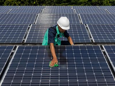 Trump Hantam Panel Surya RI dengan Bea Masuk 104%
