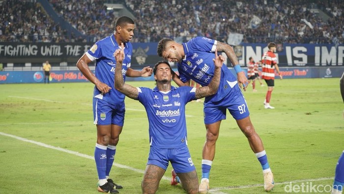 Pemain Persib Bandung saat merayakan gol.