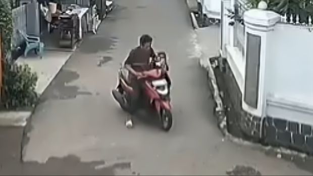 Polisi menangkap Toto alias Billy (46), pencuri nenek penjual nasi uduk di Kota Bekasi. Ternyata Billy juga pernah menjambret tas penjual nasi uduk lainnya. (dok Istimewa)