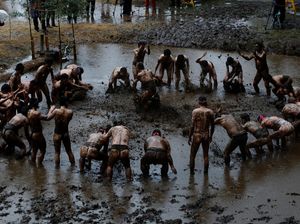 Potret Tradisi Gulat Lumpur untuk Memohon Berkah