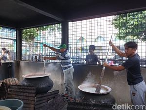 Menjaga Tradisi Sultan Berbagi Bubur Sop di Masjid Raya Medan Selama Ramadan