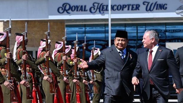 Raja Kerajaan Yordania Hasyimiah, Raja Abdullah II ibn Al Hussein menyopiri langsung mengantarkan Presiden Prabowo menuju Bandar Udara Militer Marka, Amman, Yordania, Rabu (25/2).