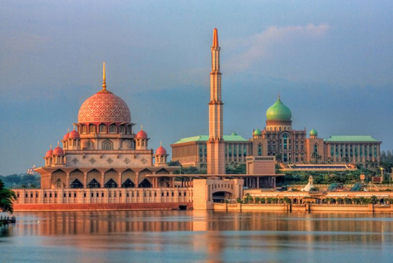 Ramadan Penuh Toleransi! Masjid Ini Undang Nonmuslim Ikut Buka Puasa