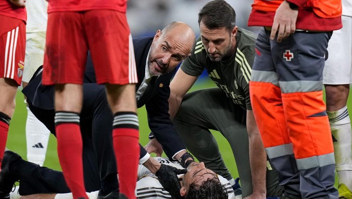 Momen Raul Asencio dapat perawatan usai menanduk Eduardo Camavinga dalam pertandingan Real Madrid vs Benfica di playoff 16 besar Liga Champions.