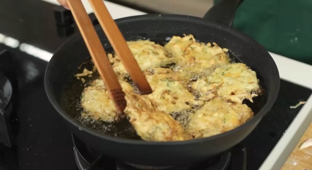 Resep bakwan sayur krispi ala Chef Devina Hermawan yang pas untuk sajian berbuka puasa