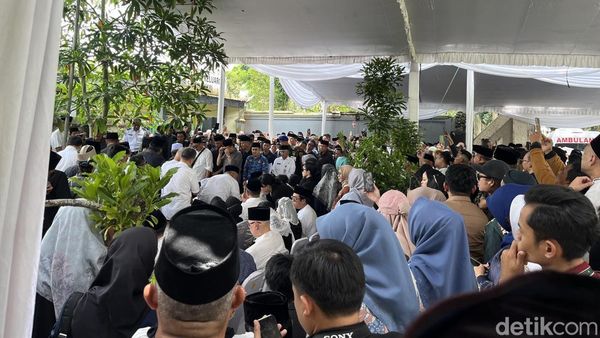 Pemakaman Alex Noerdin di Palembang Dihadiri Ribuan Orang