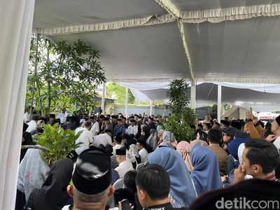 Pemakaman Alex Noerdin di Palembang Dihadiri Ribuan Orang
