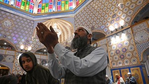 Suasana Ibadah Ramadan di Masjid Hazratbal Shrine