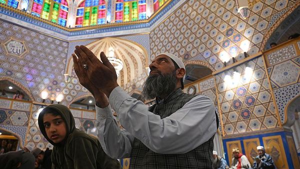 Suasana Ibadah Ramadan di Masjid Hazratbal Shrine