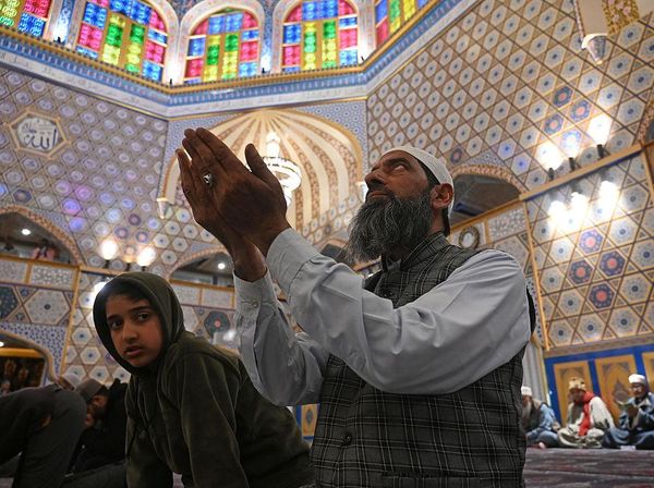 Suasana Ibadah Ramadan di Masjid Hazratbal Shrine