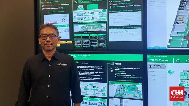 Suasana lobby Schneider Electric Manufacturing Batam (SEMB) dan Batam Cluster Plant Director SEMB Kodrat Sutahardiyanto.