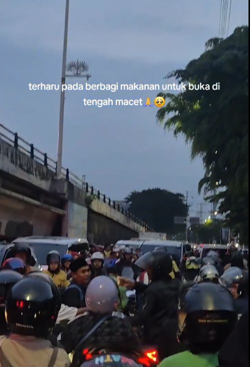 Terjebak Macet Saat Buka Puasa, Aksi Berbagi Gorengan Ini Bikin Haru
