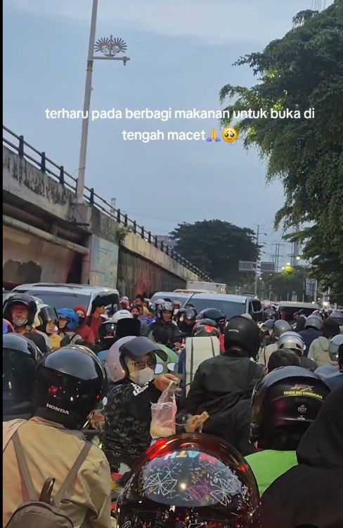Terjebak Macet Saat Buka Puasa, Aksi Berbagi Gorengan Ini Bikin Haru