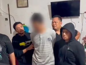 Momen Polisi Tangkap Si Raja Tega Pencuri Duit Nenek Penjual Nasi Uduk