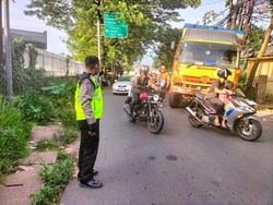 Truk Kejeblos Parit di Cibubur, Lalin Macet Sampai Tol Jagorawi