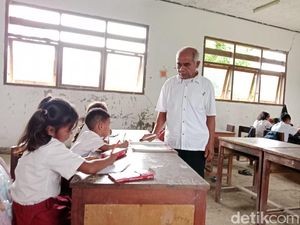 Miris! Mengabdi 23 Tahun, Guru Honorer di NTT Hanya Digaji Rp 223 Ribu