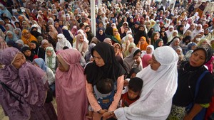 Antrean Mengular, 5 Ton Beras Gratis Diserbu Warga Padang