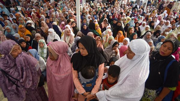 Antrean Mengular, 5 Ton Beras Gratis Diserbu Warga Padang