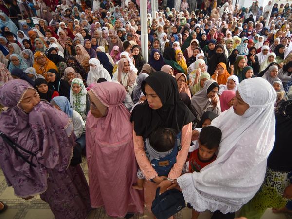 Antrean Mengular, 5 Ton Beras Gratis Diserbu Warga Padang