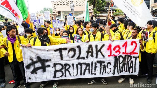 BEM UI Demo di Mabes Polri Tolak Brutalitas Aparat