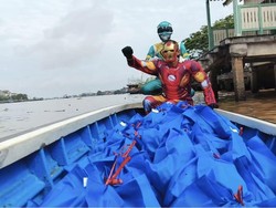 Aksi Iron Man Arungi Sungai Salurkan MBG di Pontianak