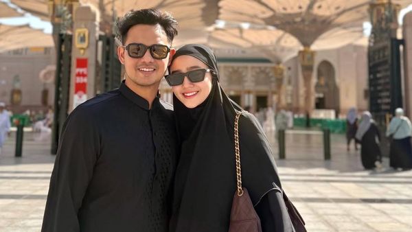 Double Happy! Febby Rastanty Umrah Ramadan Bareng Suami