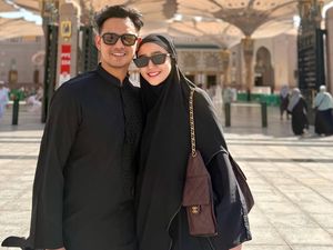 Double Happy! Febby Rastanty Umrah Ramadan Bareng Suami