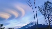 Awan Mirip Piringan Muncul di Atas Gunung Slamet, BMKG Beri Penjelasan