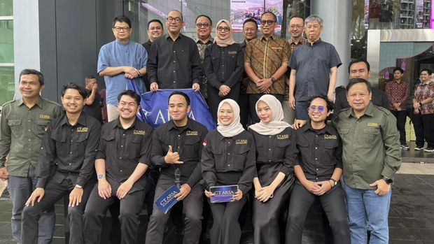 Founder CT ARSA Foundation Anita Ratnasari Tanjung melepas rombongan roadshow Gerakan Berbagi Kala Ceria (Gebrag Kalcer) Ramadan di lobby Transmedia, Jakarta Selatan. (Ondang/detikcom)