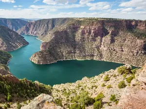 Ahli Ungkap Fenomena Sungai Melawan Gravitasi dan Belah Pegunungan