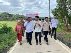 Andra Soni Cek Perbaikan Jalan Desa di Lebak, Dukung Produktivitas Petani