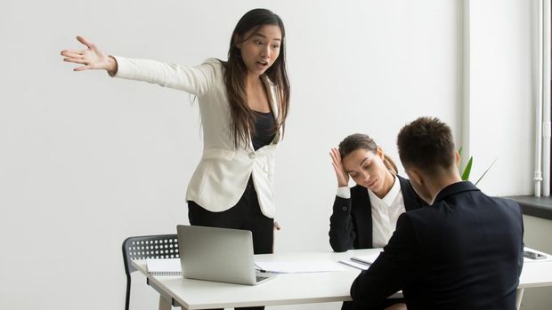 Ilustrasi red flag di kantor, toxic