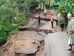 Pemkab Lamban, Warga Sekotong Ancam Patungan Perbaiki Jalan Putus