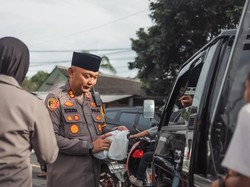 Jumat Berkah, Kapolres Blitar Bagi-bagi Takjil ke Pengendara