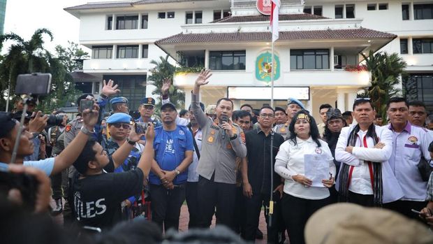 Kapolrestabes Medan Kombes Jean Calvijn Simanjuntak menemui massa demo di Kantor Wali Kota Medan, Jumat (27/2/2026).