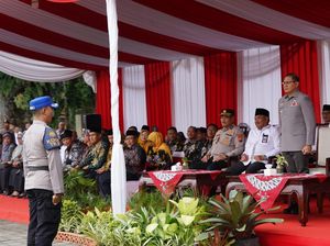 Dindik Jatim serahkan jabatan kepala sekolah di SMAN 2 Taruna Bhayangkara. Fokus pada pendidikan karakter dan kepemimpinan untuk generasi masa depan.