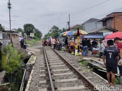 Potret Ngabuburit di Rel Saniin Sukabumi: Antara Berkah Vs Bahaya
