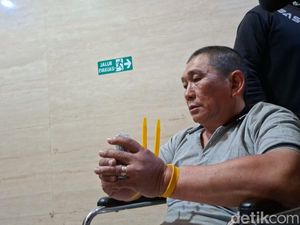 Pakai Kursi Roda, Ko Erwin Bandar Narkoba Tiba di Bareskrim