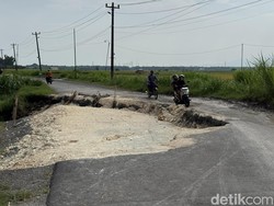 Jalan Nganguk-Pentil Rembang Nyaris Putus gegara Ambles