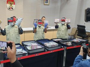 Video: Pegawai Bea Cukai Tersangka Kasus Suap Impor Ditahan KPK