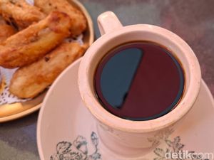Kopi Bo Eng: Kedai Kopi Tertua di Palembang yang Punya Kopi dan Pisgor Klasik