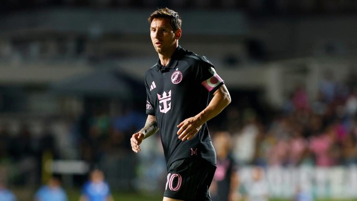 Aksi Lionel Messi di laga uji coba melawan Independiente del Valle di Puerto Rico. Messi sempat terjatuh gara-gara aksi nekat suporter.