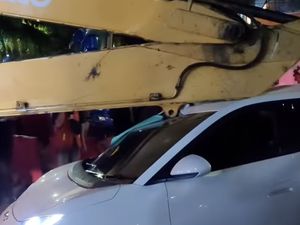 Bruk! Mobil Listrik Tertimpa Lengan Ekskavator di Bintaro Permai Jaksel