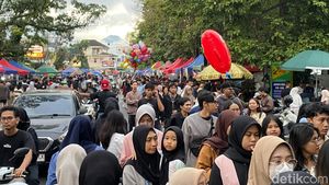Ngabuburit di Pasar Takjil Jalan Surabaya Kota Malang