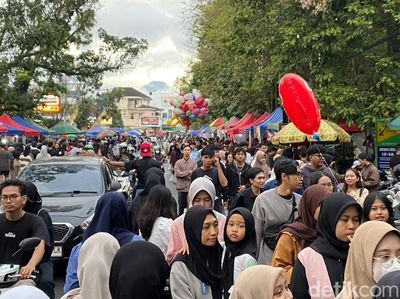 Ngabuburit di Pasar Takjil Jalan Surabaya Kota Malang