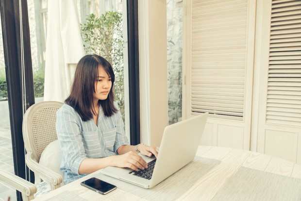 Orang dengan ciri kepribadian disiplin tidak hanya mengandalkan kemauan diri untuk tetap fokus, tetapi juga secara sadar mengatur lingkungannya agar tidak menimbulkan gangguan. Contohnya, dengan mengaktifkan mode senyap saat jam kerja, ia menghilangkan sumber distraksi seperti notifikasi pesan atau media sosial. Dengan begitu, ia tidak perlu terus-menerus menahan dorongan untuk mengecek ponsel.