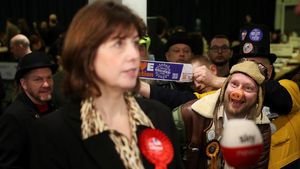 Pemilihan Sela Gorton dan Denton Memanas, Sir Oink-a-Lot Curi Perhatian