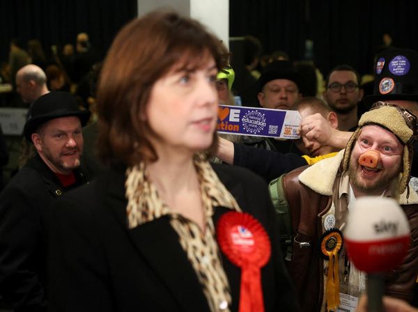 Pemilihan Sela Gorton dan Denton Memanas, Sir Oink-a-Lot Curi Perhatian