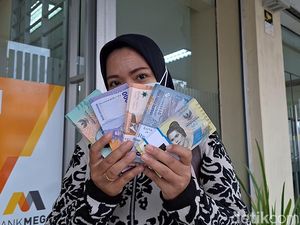 Warga Mataram Antusias Tukar Uang Baru, Rela Datang Sebelum Bank Buka