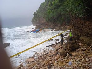 Perahu Nelayan Trenggalek Terdampar di Pantai Wonogiri, Pemiliknya Hilang